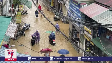 Nước trên các sông Hà Nội lên cao kỷ lục, một số cửa khẩu bắt đầu đóng