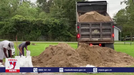Người dân Mỹ chạy đua ứng phó với bão Francine