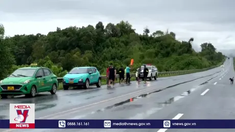 Yên Bái: Người dân đội mưa lên đường cao tốc nhận viện trợ