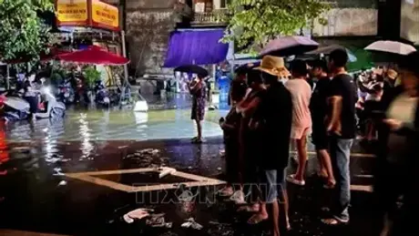 Lũ trên sông Hồng ở Hà Nội vượt báo động 2, cảnh báo độ rủi ro thiên tai cấp 2