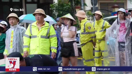 Công an Yên Bái căng mình giúp dân trong mưa lũ