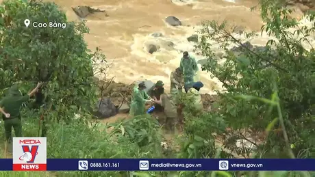 Nỗ lực tìm kiếm cứu nạn vụ sạt lở vùi lấp xe khách