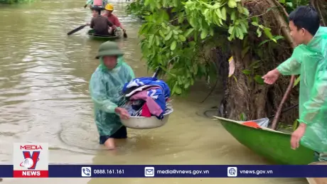 Nhu yếu phẩm thiết yếu vẫn rất thiếu tại rốn lũ