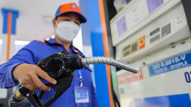 Giá xăng đồng loạt giảm hơn 1.000 đồng/lít