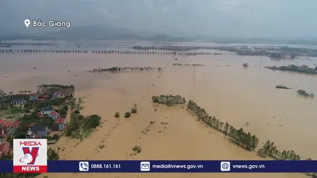 Tràn đê bối cả xã bị ngập sâu trong nước lũ