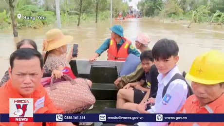 Chiếc xuồng quân dân nơi vùng lũ Hưng Yên