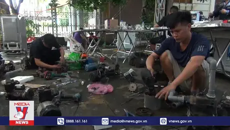 Sửa chữa miễn phí thiết bị sử dụng điện cho người dân vùng lũ