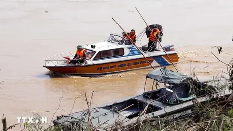 Tìm thấy thi thể nạn nhân đầu tiên trong vụ sập cầu Phong Châu
