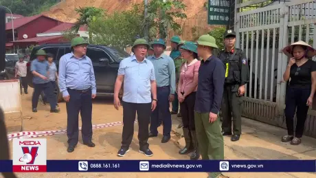 Đồng chí Nguyễn Xuân Thắng động viên người dân vùng lũ Yên Bái