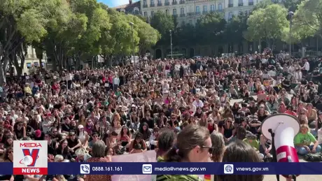 Hàng nghìn người ở Pháp xuống đường phản đối nạn tấn công tình dục