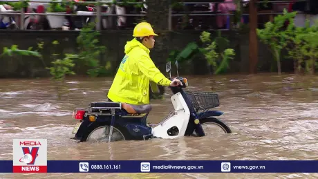Sáng đầu tuần, đường phố Hà Nội ngập nặng sau mưa lớn
