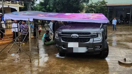 Đắk Lắk: Phụ huynh lùi xe trong sân trường, tông tử vong một học sinh lớp 2