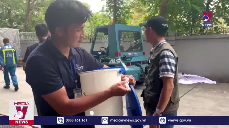 Tiếp nhận hàng cứu trợ từ tổ chức Samaritan's Purse