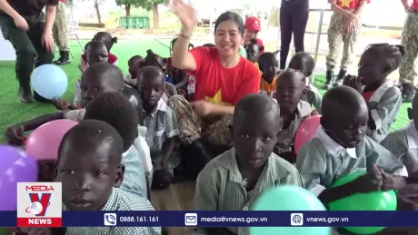Trẻ em châu Phi vui rằm Trung thu cùng bộ đội Việt Nam