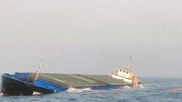 NÓNG: Quảng Nam khẩn trương tìm kiếm, cứu nạn 8 thuyền viên trên tàu hàng bị chìm