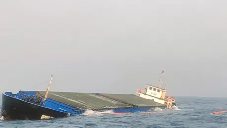 NÓNG: Quảng Nam khẩn trương tìm kiếm, cứu nạn 8 thuyền viên trên tàu hàng bị chìm