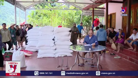 Khẩn trương hỗ trợ gạo dự trữ tới người dân vùng lũ