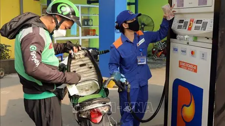 Giá xăng tăng trở lại, RON 95 lên hơn 19.700 đồng/lít