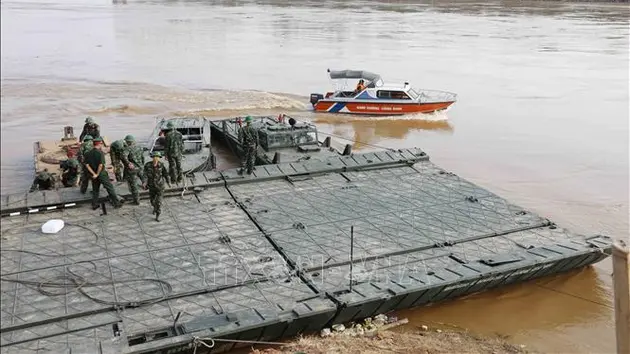 Hạ thủy thử nghiệm nhịp cầu phao đầu tiên và trục vớt nhịp cầu Phong Châu bị sập