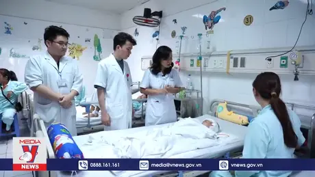 Hỗ trợ tuyến dưới điều trị các ca nặng do bão lũ