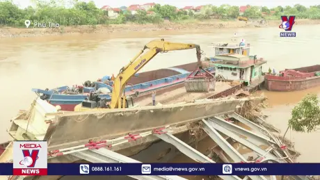 Phú Thọ triển khai trục vớt nhịp cầu Phong Châu và phương tiện