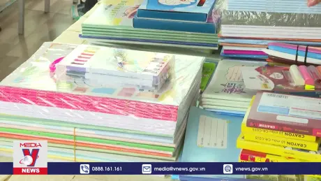 Chung tay quyên góp ủng hộ học sinh vùng lũ lụt