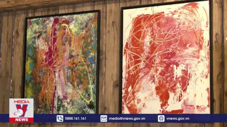 Triển lãm tranh của họa sĩ nhí 3 tuổi
