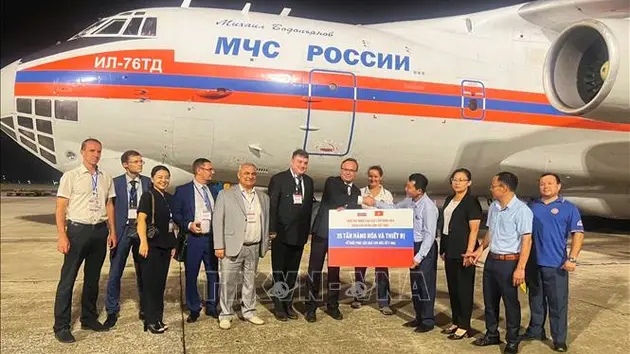 Chuyên cơ chở hơn 35 tấn hàng hóa viện trợ nhân đạo của Nga cho Việt Nam khắc phục hậu quả bão số 3 (Yagi) đến Hà Nội