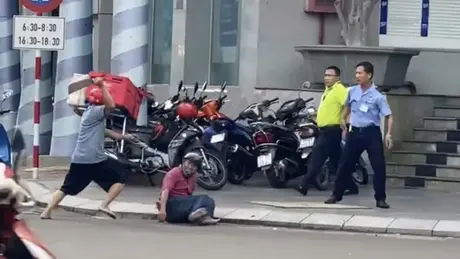 Em cầm dao chém liên tục khiến anh trai ngã gục giữa đường
