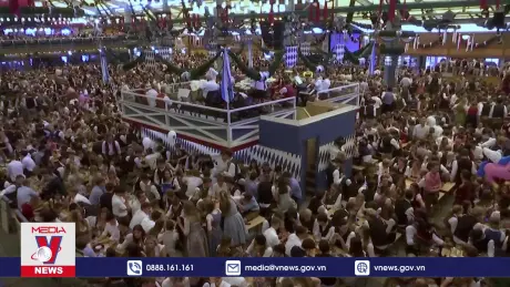Hàng nghìn người dự lễ hội bia Oktoberfest lớn nhất thế giới
