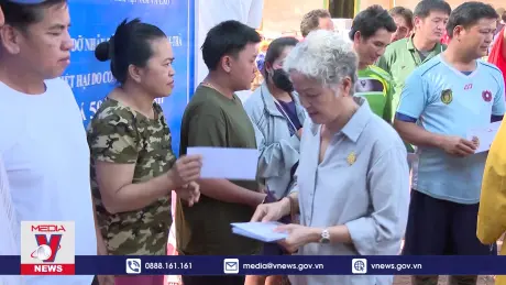Người Việt Nam tại Lào ủng hộ người dân tỉnh Luang Namtha
