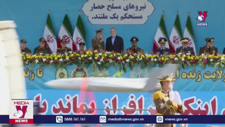 Iran ra mắt tên lửa đạn đạo mới