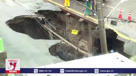 Hố sụt sâu 8m xuất hiện sau mưa lũ