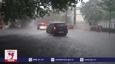 Mưa lớn khiến nhiều tuyến đường tại TP Vinh bị ngập