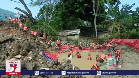 Nước sông Mã ngấm qua thân đê uy hiếp hàng ngàn hộ dân