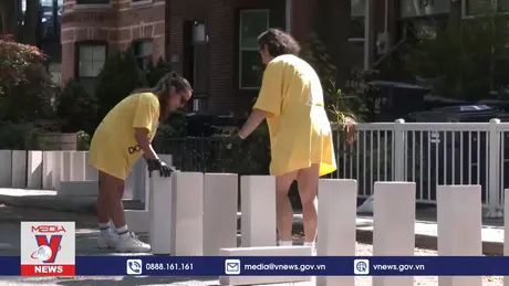 Trò chơi domino khổng lồ kết nối người dân Canada