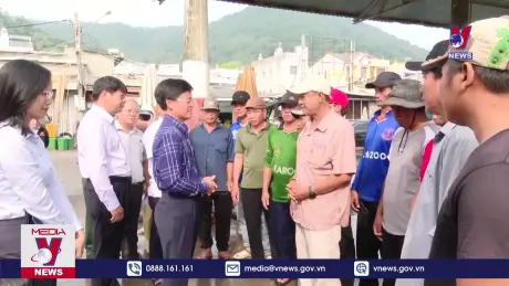 Thăm hỏi, động viên 11 ngư dân trên tàu cá bị chìm do va chạm với tàu hàng