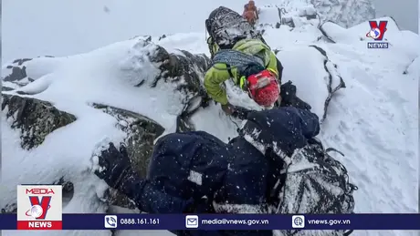 Cuộc giải cứu ngoạn mục 2 nhà leo núi ở Thụy Sỹ
