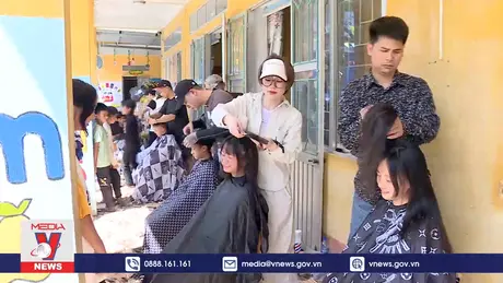 Làm mới diện mạo cho trẻ em vùng lũ