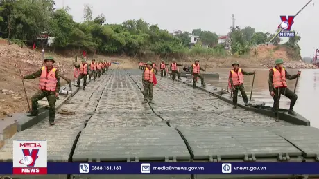 Hoàn thành lắp cầu phao Phong Châu