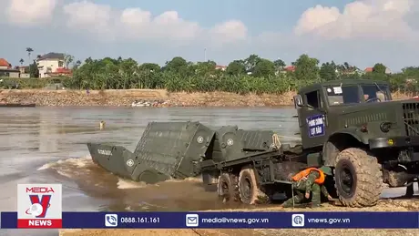 Phú Thọ tiến hành lắp cầu phao qua sông Hồng