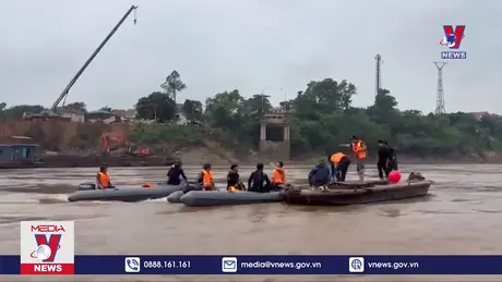 Đặc công Hải quân tham gia tìm kiếm nạn nhân vụ sập cầu Phong Châu