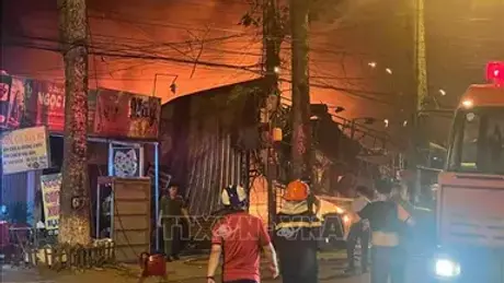 Dập tắt vụ cháy cửa hàng ở khu vực đông dân cư