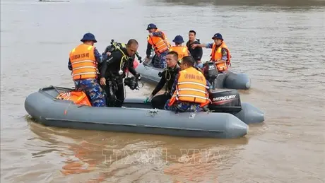 Huy động đặc công người nhái nỗ lực tìm kiếm người mất tích vụ sập cầu Phong Châu