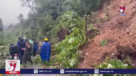 Giao thông bị ảnh hưởng nghiêm trọng vì bão lũ