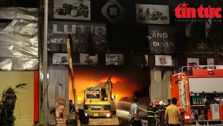 Dập tắt đám cháy kho hàng và văn phòng trong đêm