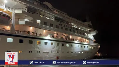 Tàu du lịch quanh thế giới khởi hành sau 4 tháng mắc kẹt