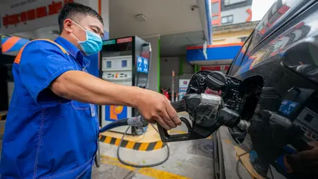 Giá xăng đảo chiều giảm mạnh, RON 95 về dưới 20.000 đồng/lít