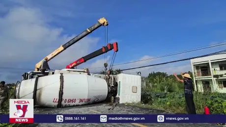 Lật xe bồn trộn bê tông tải trọng lớn trên QL 63 tỉnh Cà Mau