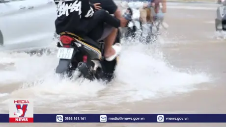 Triều cường vượt báo động gây ngập nhiều tuyến phố ở Cần Thơ